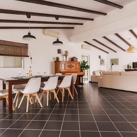 Villa Rustic Retreat In *