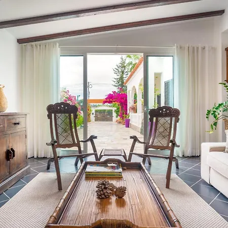 Rustic Retreat In ヴィラ